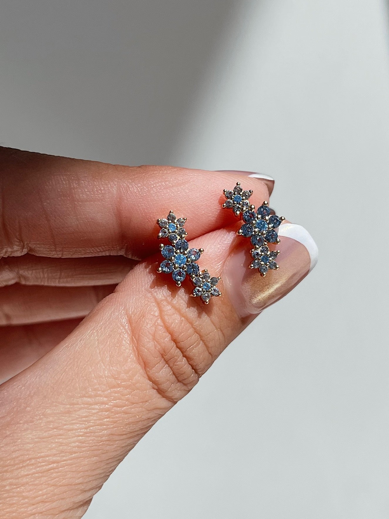 ARETE TRES FLORES AZULES